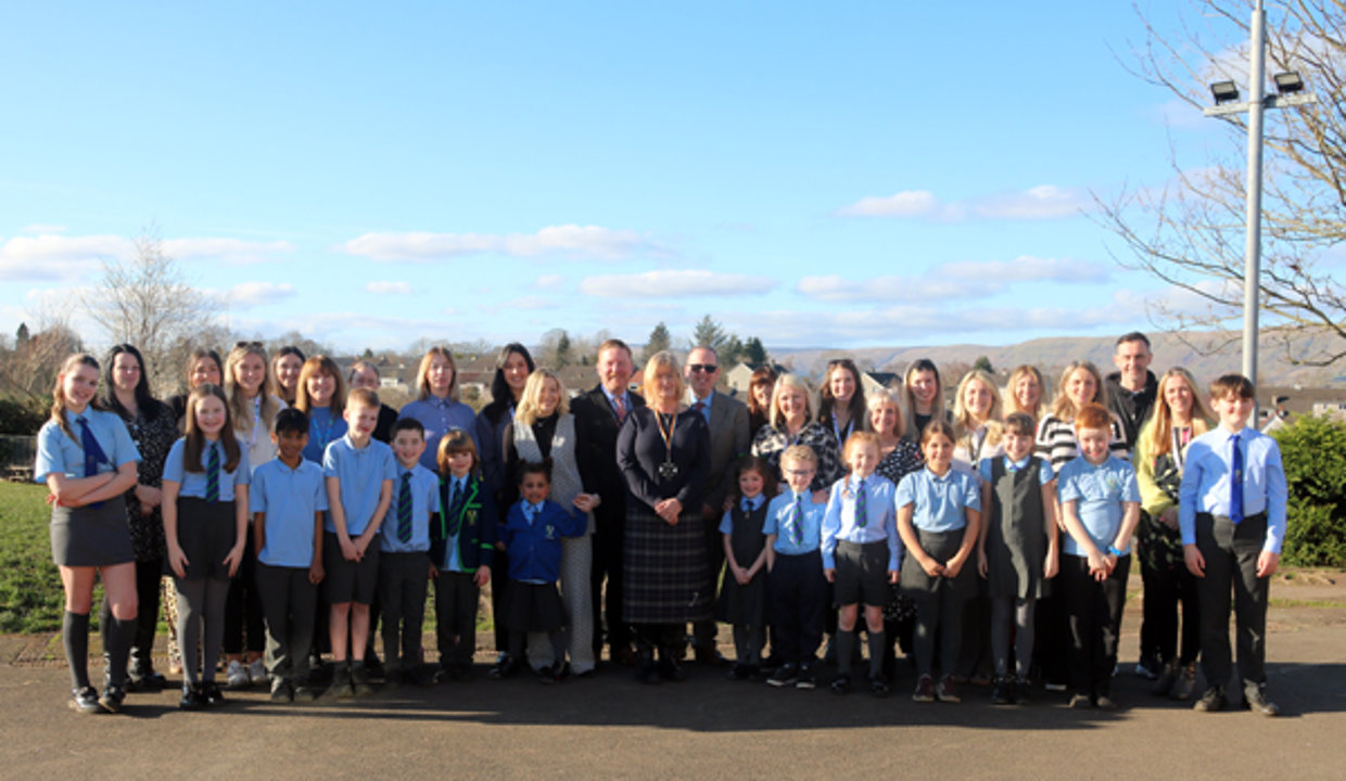 Cllr Williamson (centre) with HT Greg Caldow, Chief Education Officer Greg Bremner, staff and pupils of Millerseneuk Primary