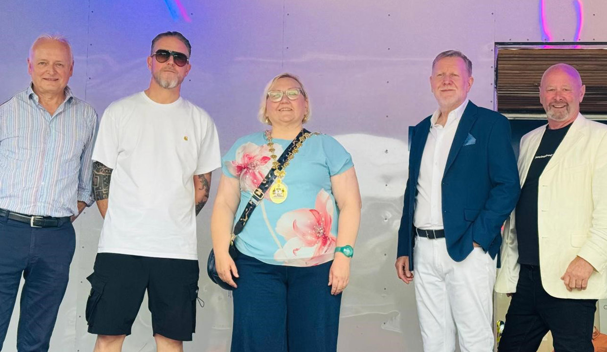 Provost Renwick with members of Kirkintilloch BID