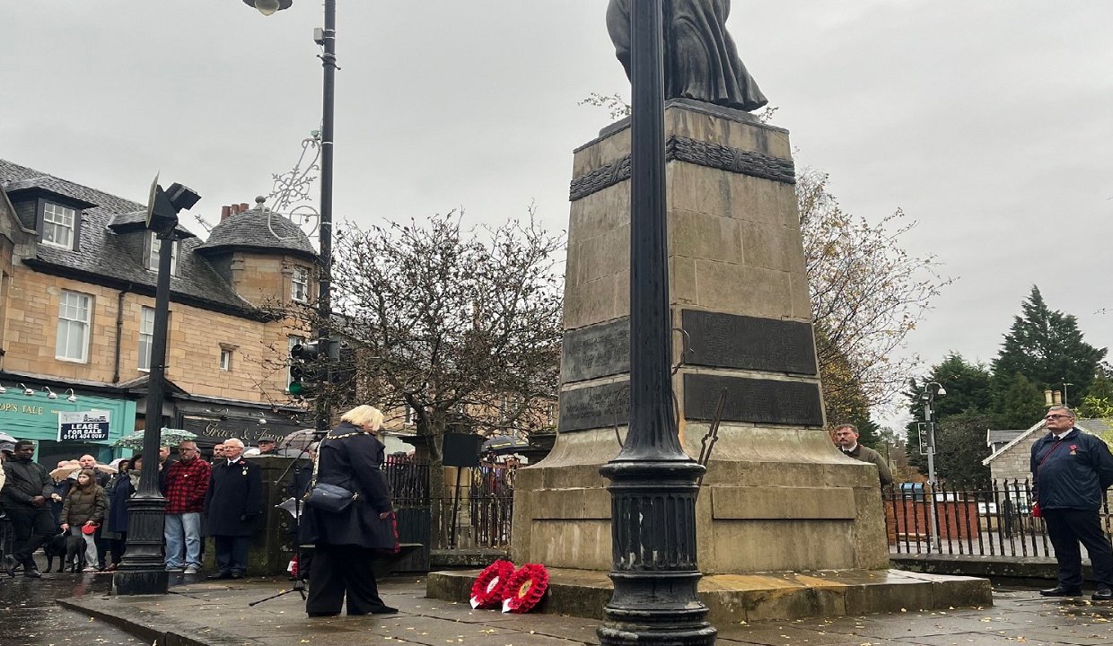 Provost Renwick lays a wreath on behalf of the people of East Dunbartonshire.