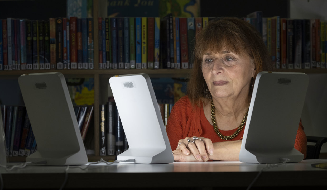 woman sat infront of sad lamp